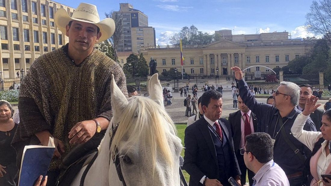 Colombie : un sénateur à cheval dans les couloirs du Parlement