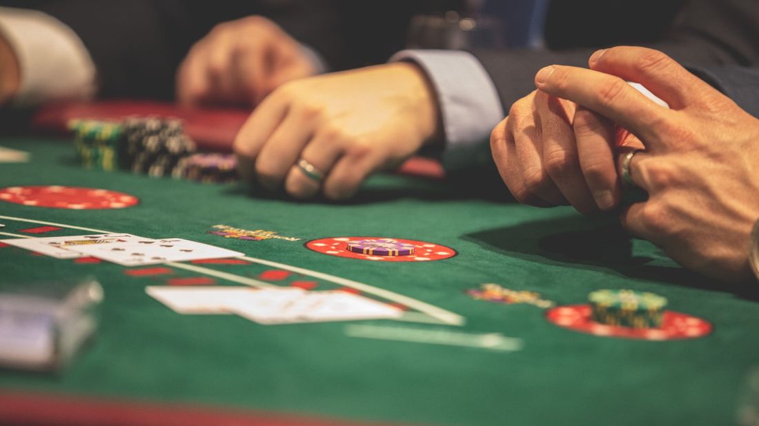 Blackjack en ligne vs Blackjack en casino terrestre : lequel choisir ?