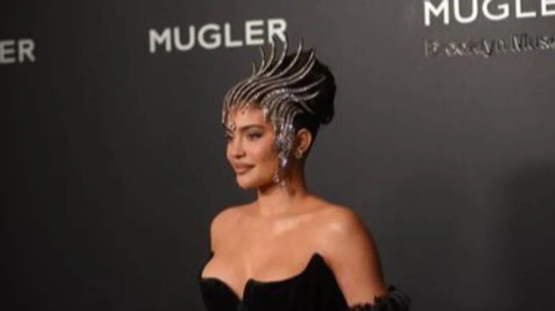 Kylie Jenner captive l'attention avec une mise en scène audacieuse...