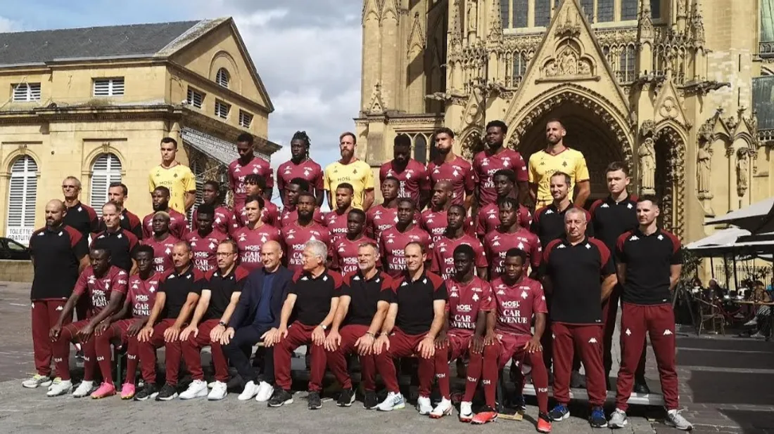 FC Metz : Le groupe pose devant la cathédrale