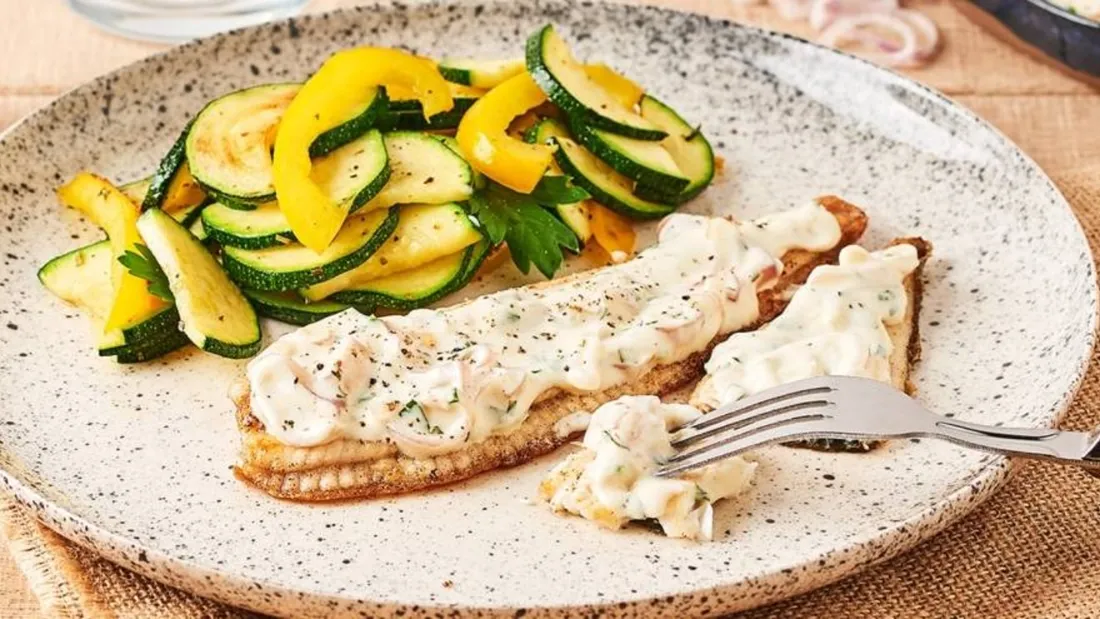 Filet de poisson, courgettes et sauce citronnée