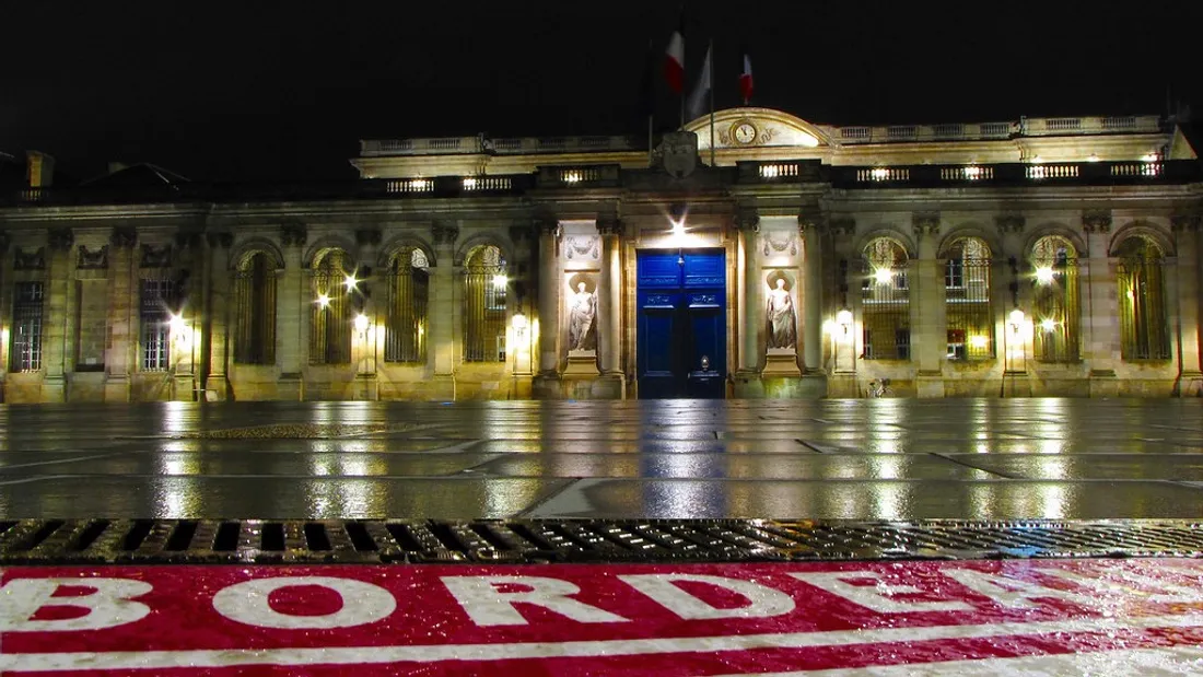 Bordeaux : la porte incendié de la Mairie remplacée les 1er et 2 juin