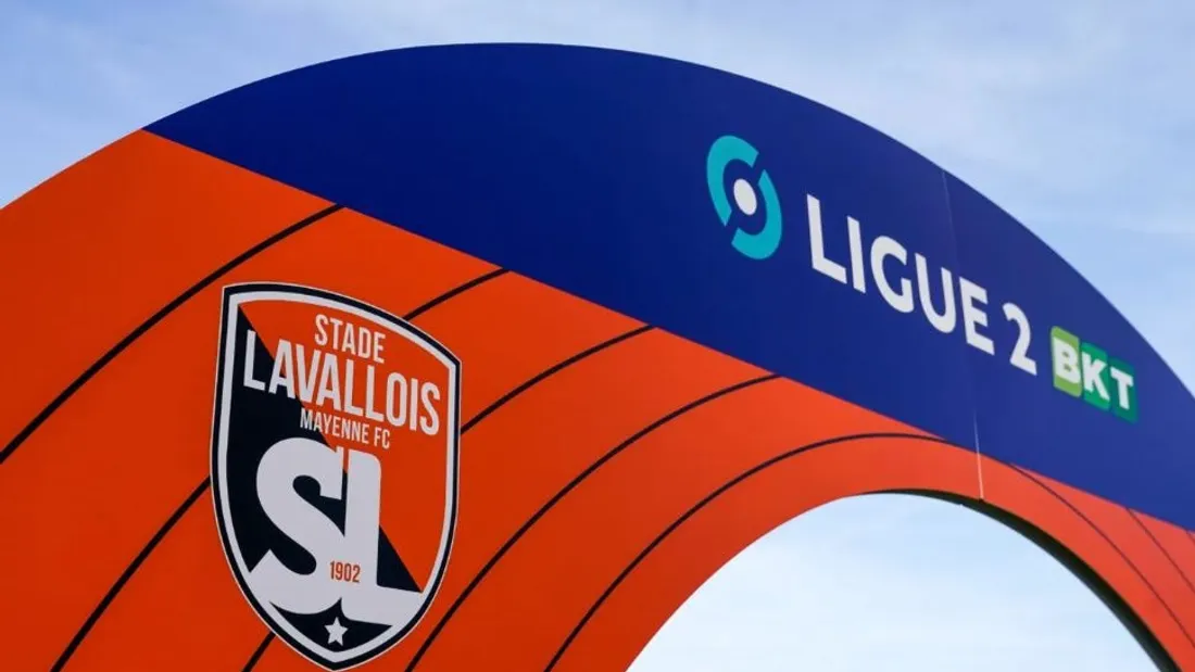 Mercato. Stade lavallois : à droite à gauche, Laval regarde et discute