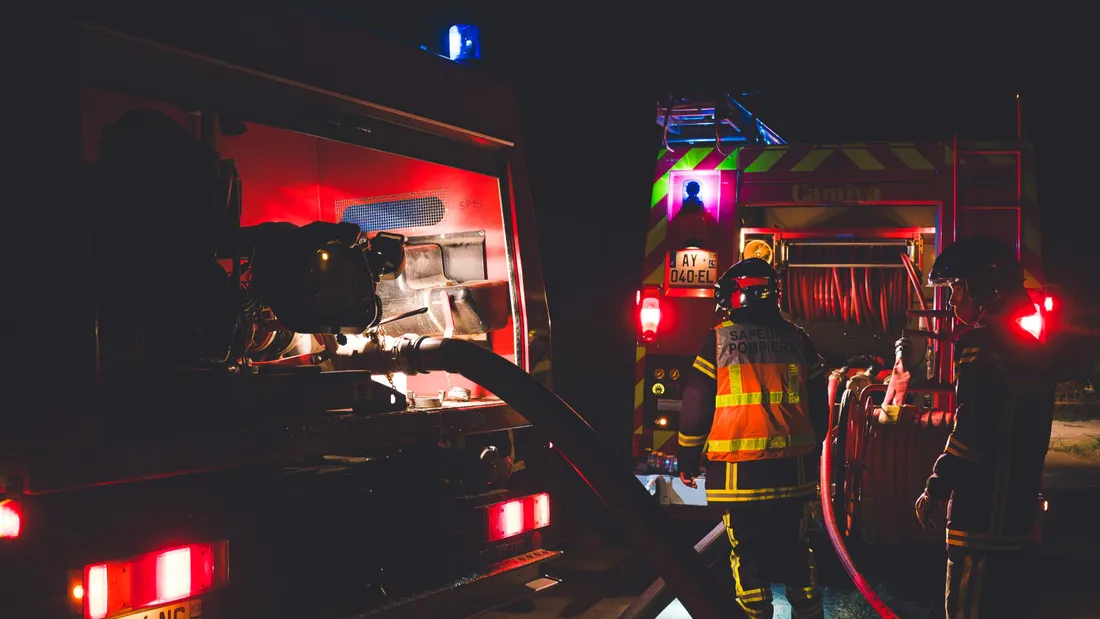 Laval. Un camion de tri sélectif s’embrase dans la nuit