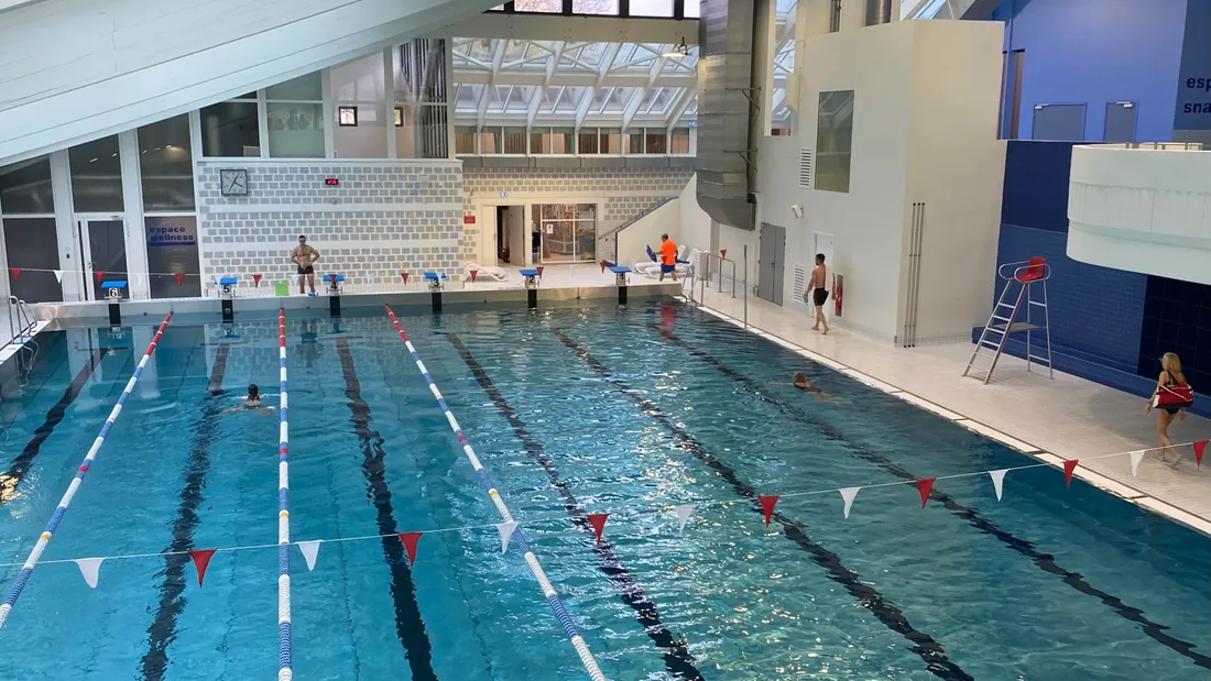 Regarder un film dans la piscine de Nautiland