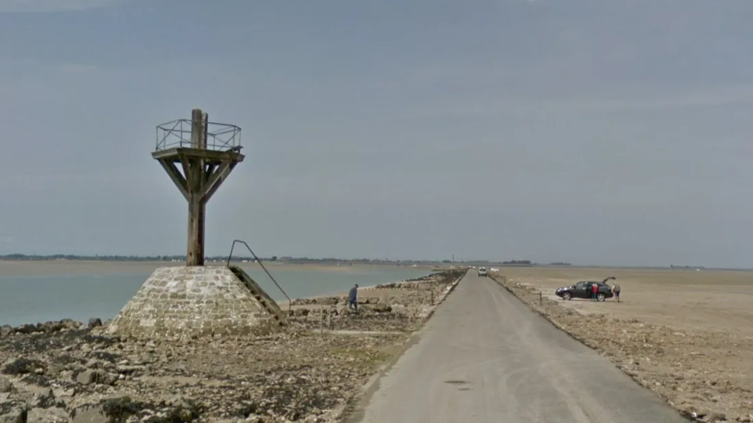 Passage du Gois : une voiture encerclée par la marée montante