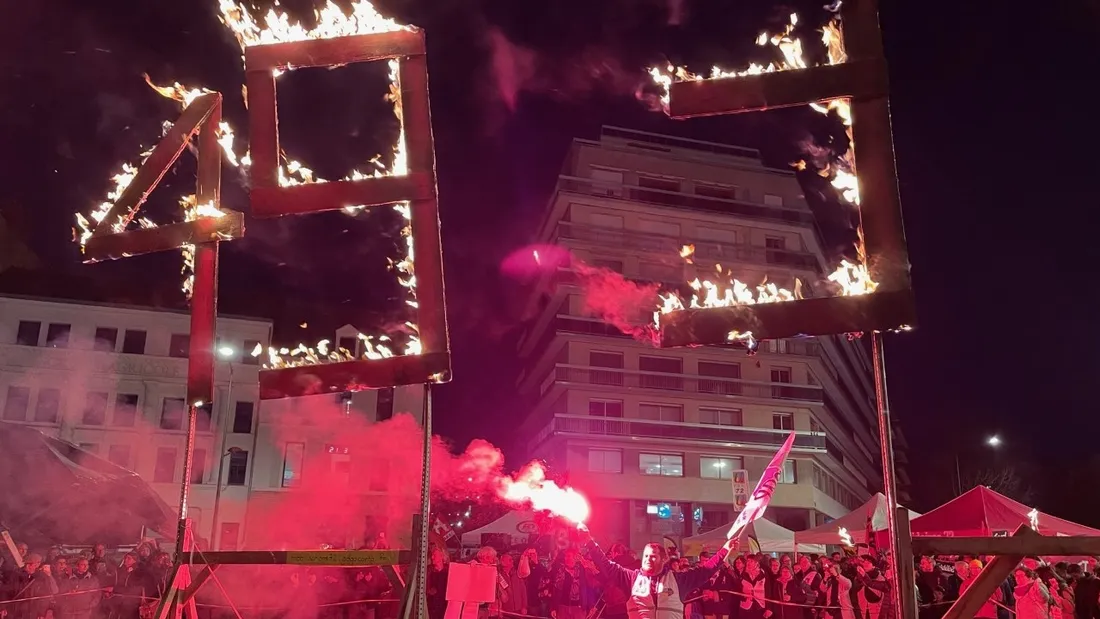 [Vidéo] Au Mans, on brûle le 49.3 sur la place de la République 