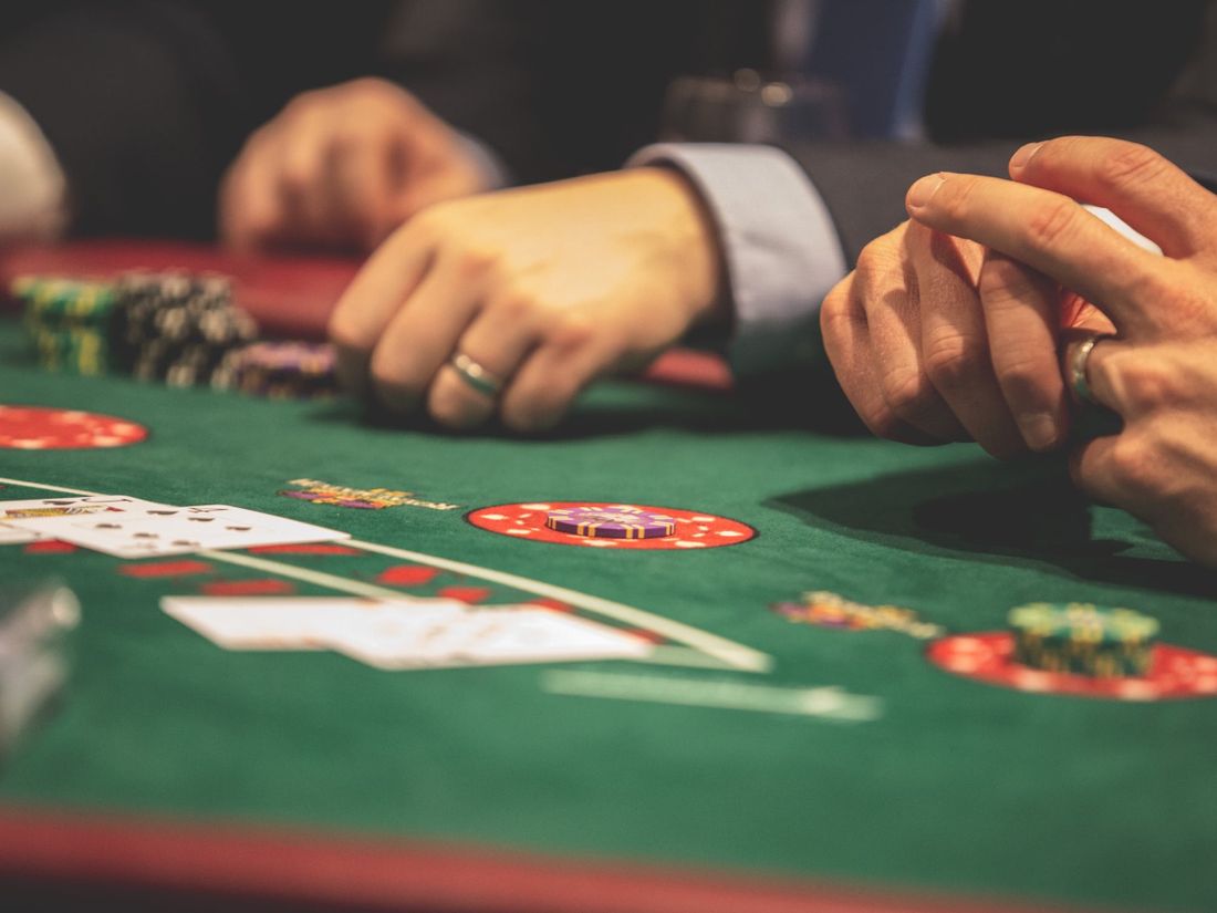 Blackjack en ligne vs Blackjack en casino terrestre : lequel choisir ?