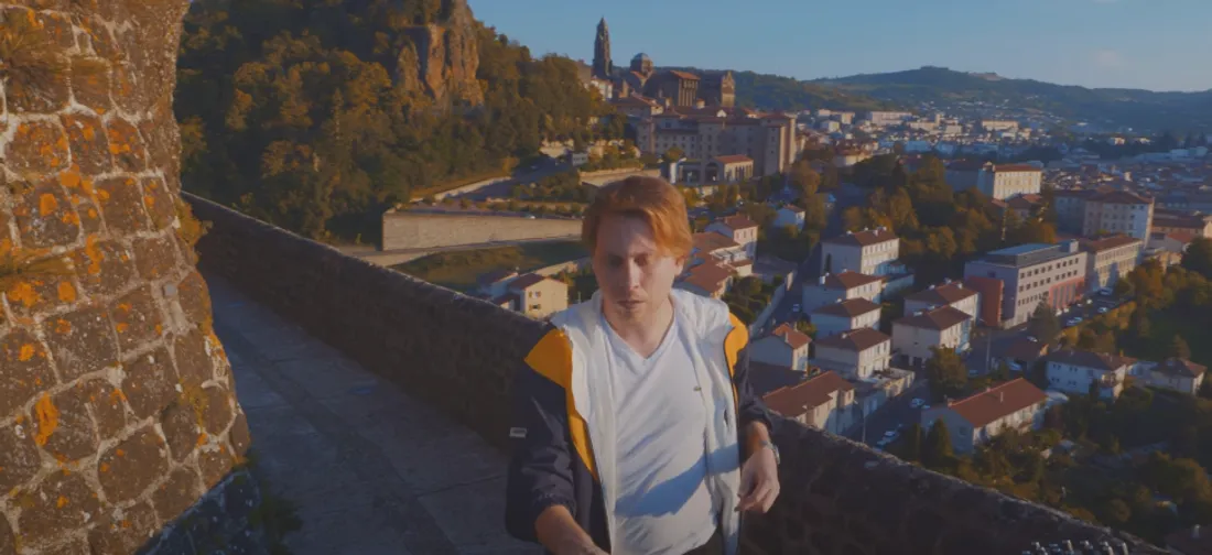 Joris Delacroix perché au dessus du Puy-en-Velay pour Cercle Stories