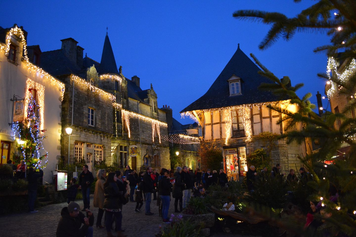 Les Illuminations De Rochefort En Terre Sauvees Hit West