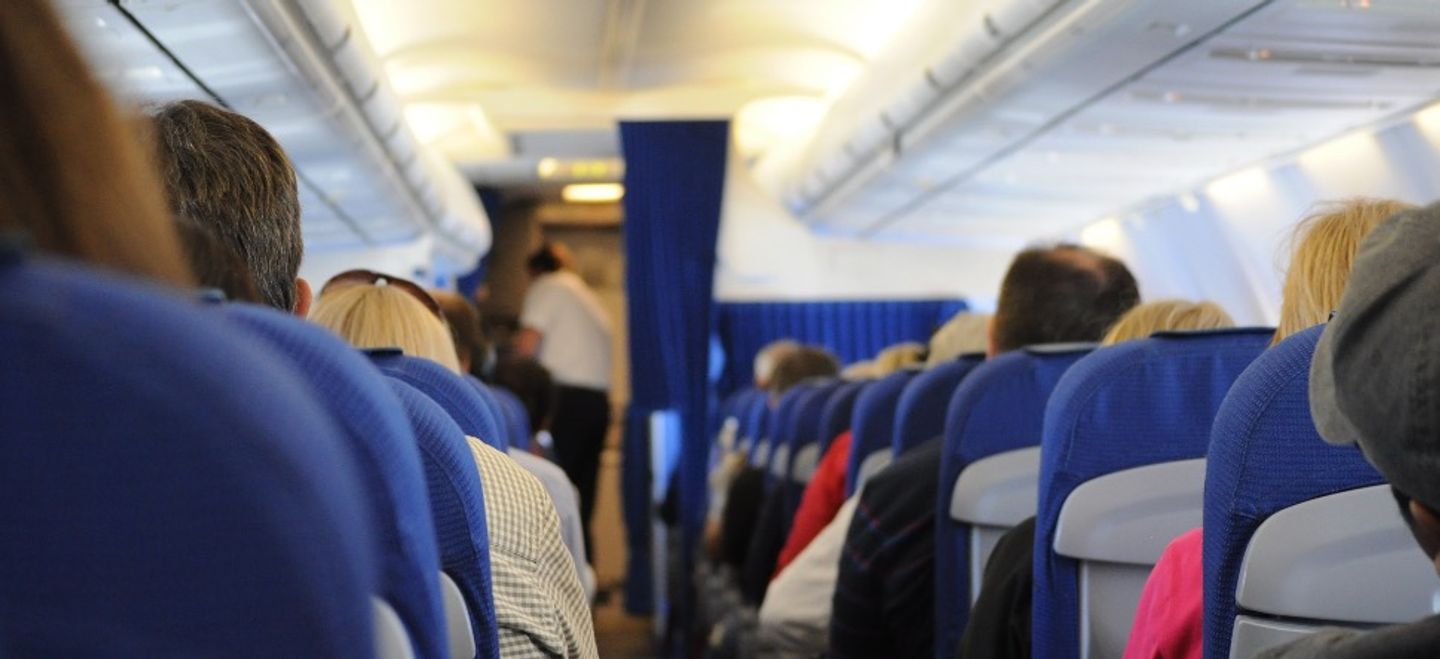 Une femme débarquée d'un avion à cause de son décolleté ! (Vidéo)  Une