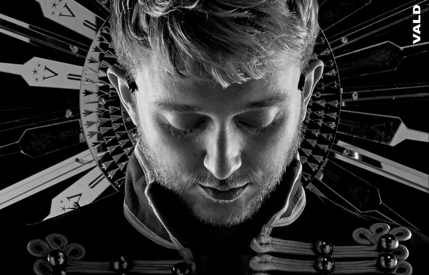 Vald s’affiche à New York pour teaser la sortie de son album (vidéo)