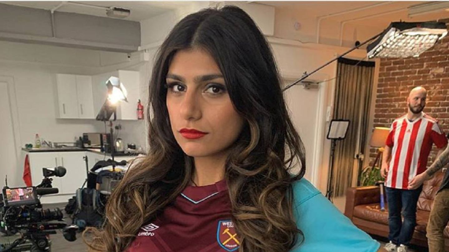 Mia Khalifa Un Joueur De Football Sexcite Dans Les Couloirs Vidéos 