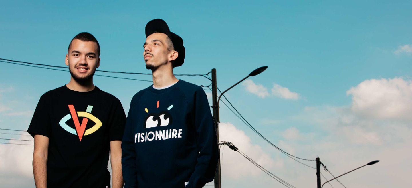 Bigflo&Oli une jeune fan colle des affiches pour les rencontrer