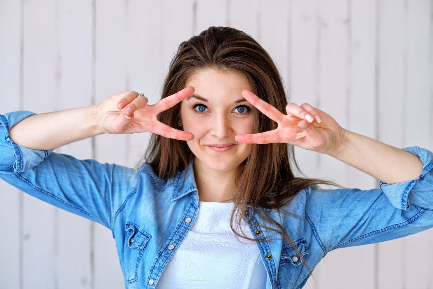Peut On Etre Devierger Avec Un Doigt Faire le signe « V » avec ses doigts sur un selfie peut être très