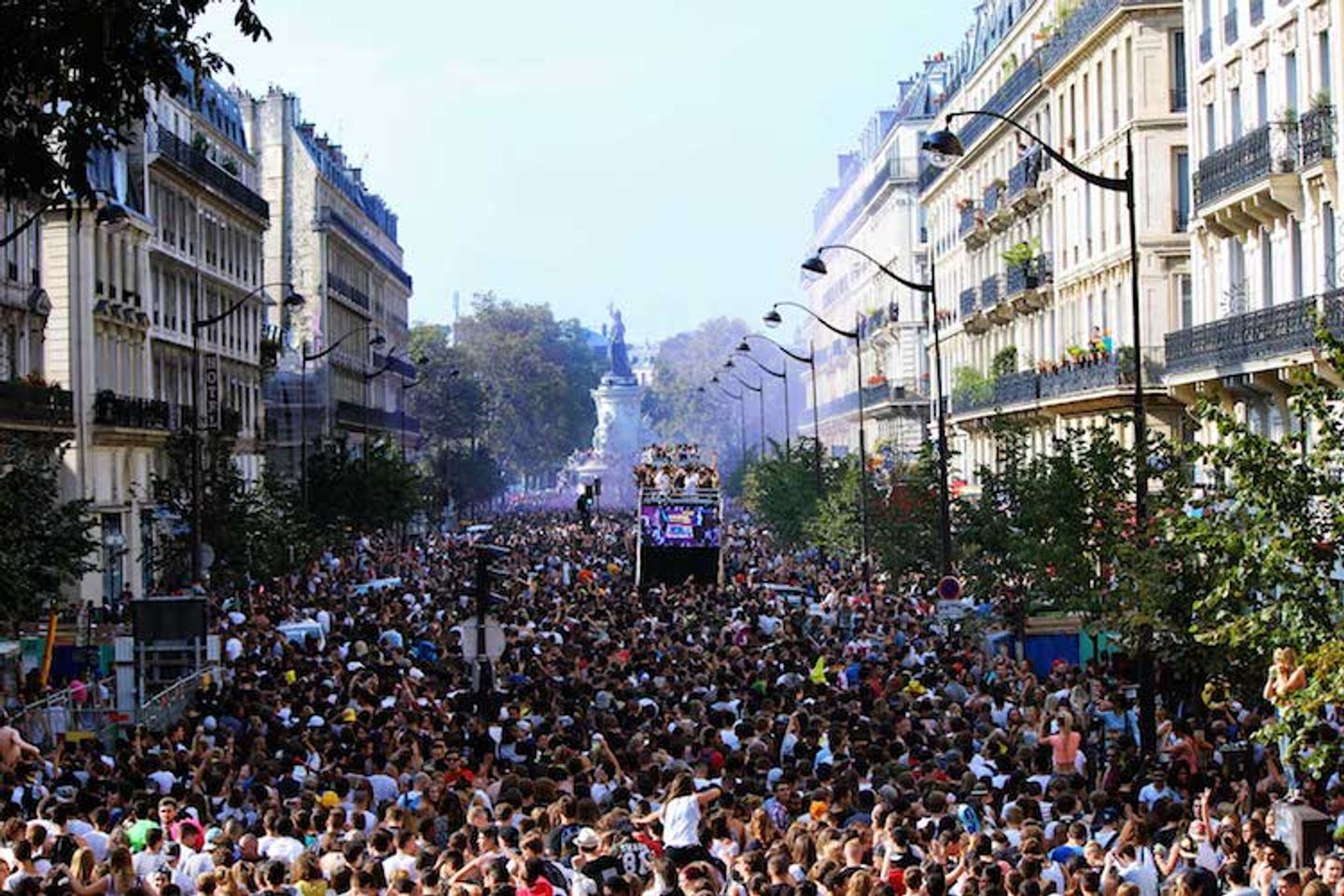 La Techno Parade double son temps de fête à Paris