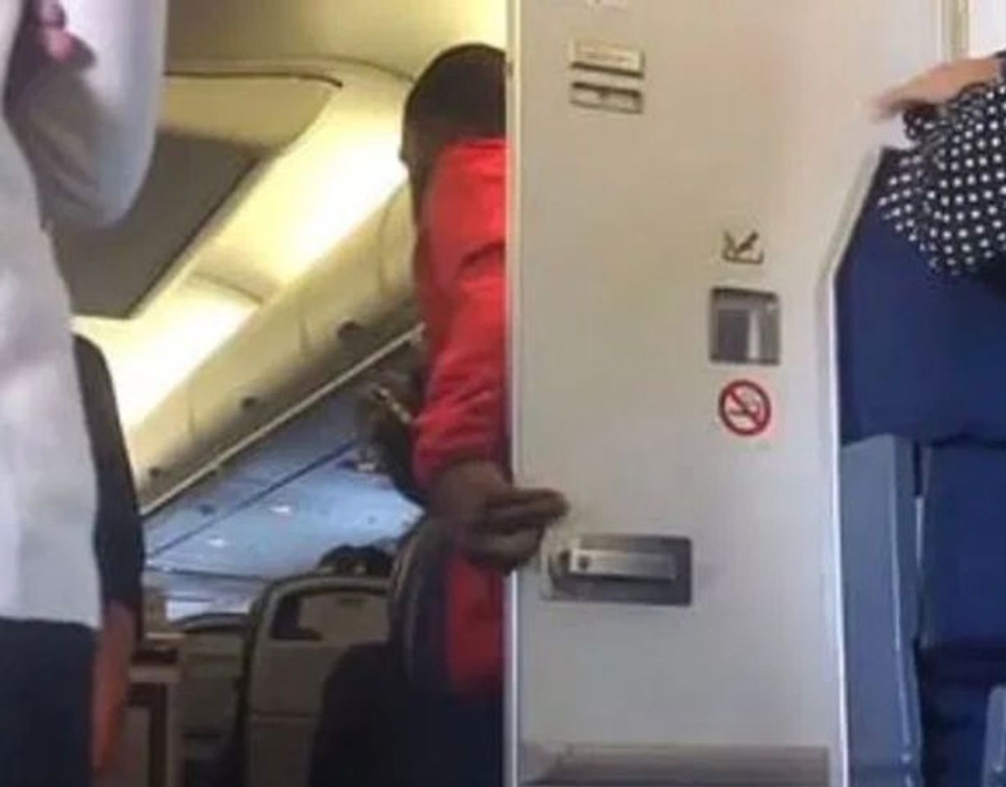 Un couple se fait plaisir dans les toilettes d’un avion… et se fait surprendre en sortant (vidéo)