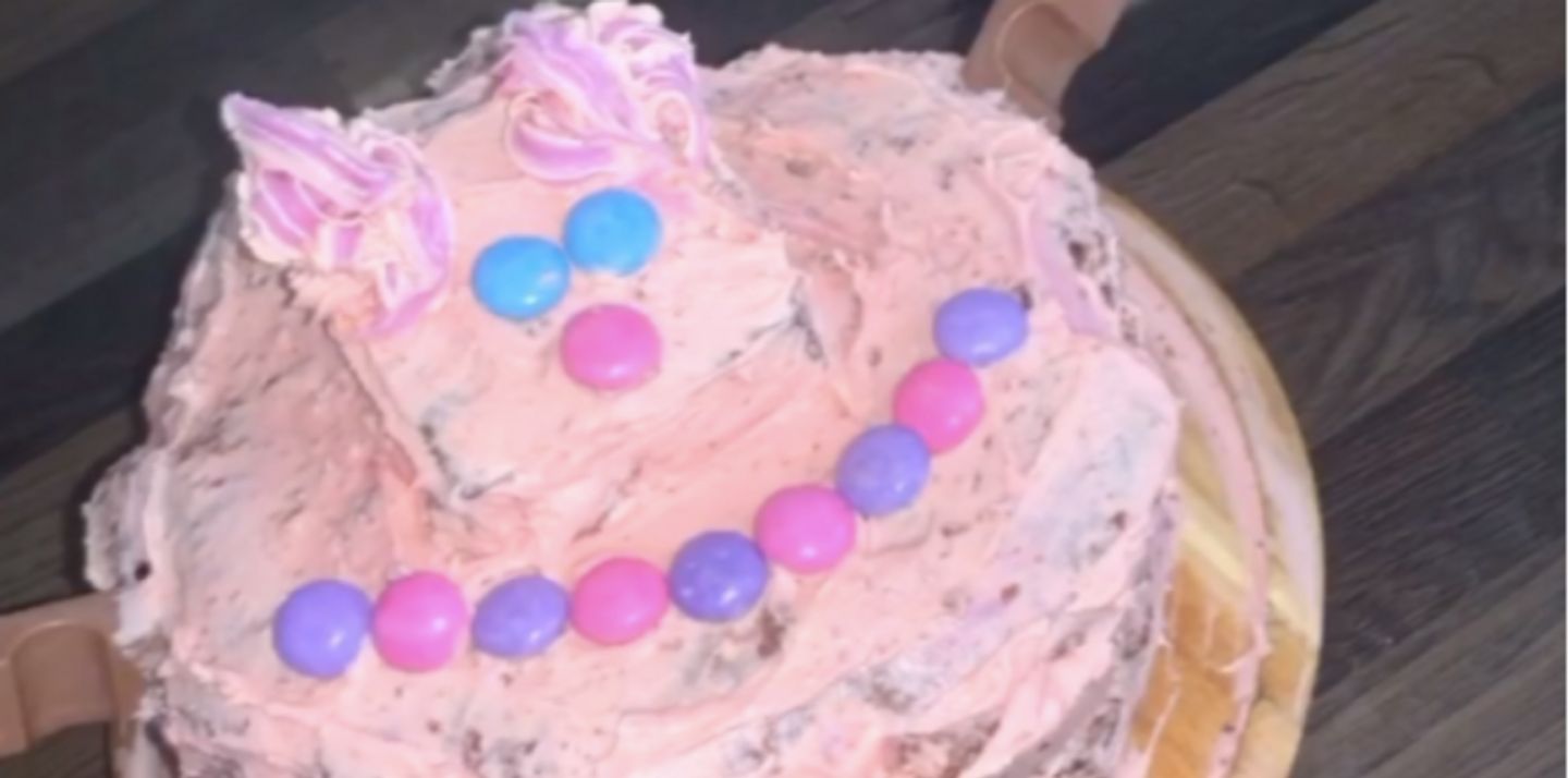 Un Gateau D Anniversaire Completement Rate Provoque L Hilarite Des Internautes Video Wit Fm