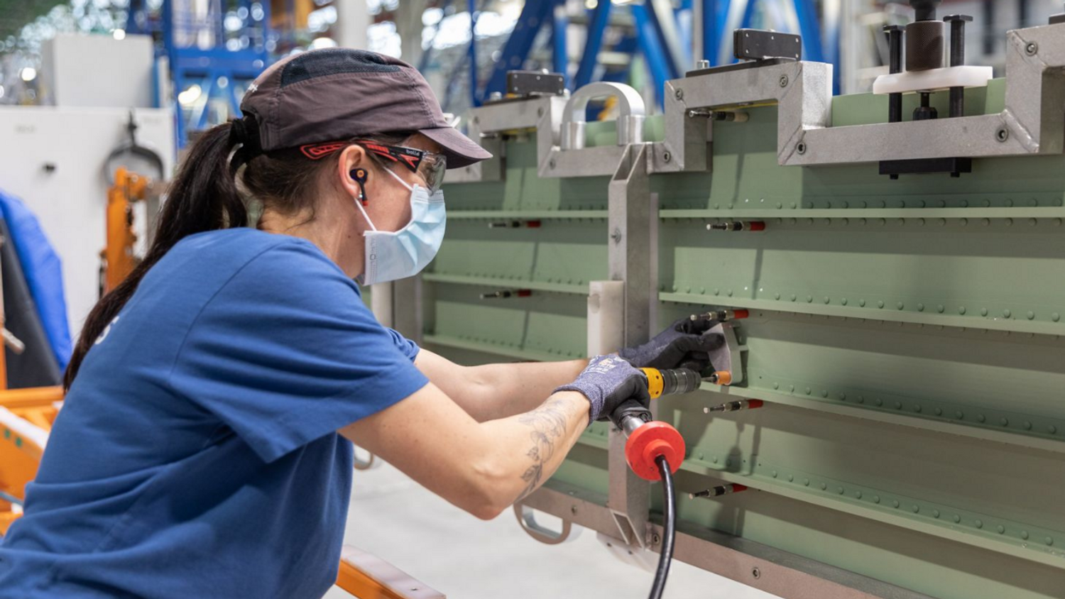 Une employée d'Airbus Nantes au travail