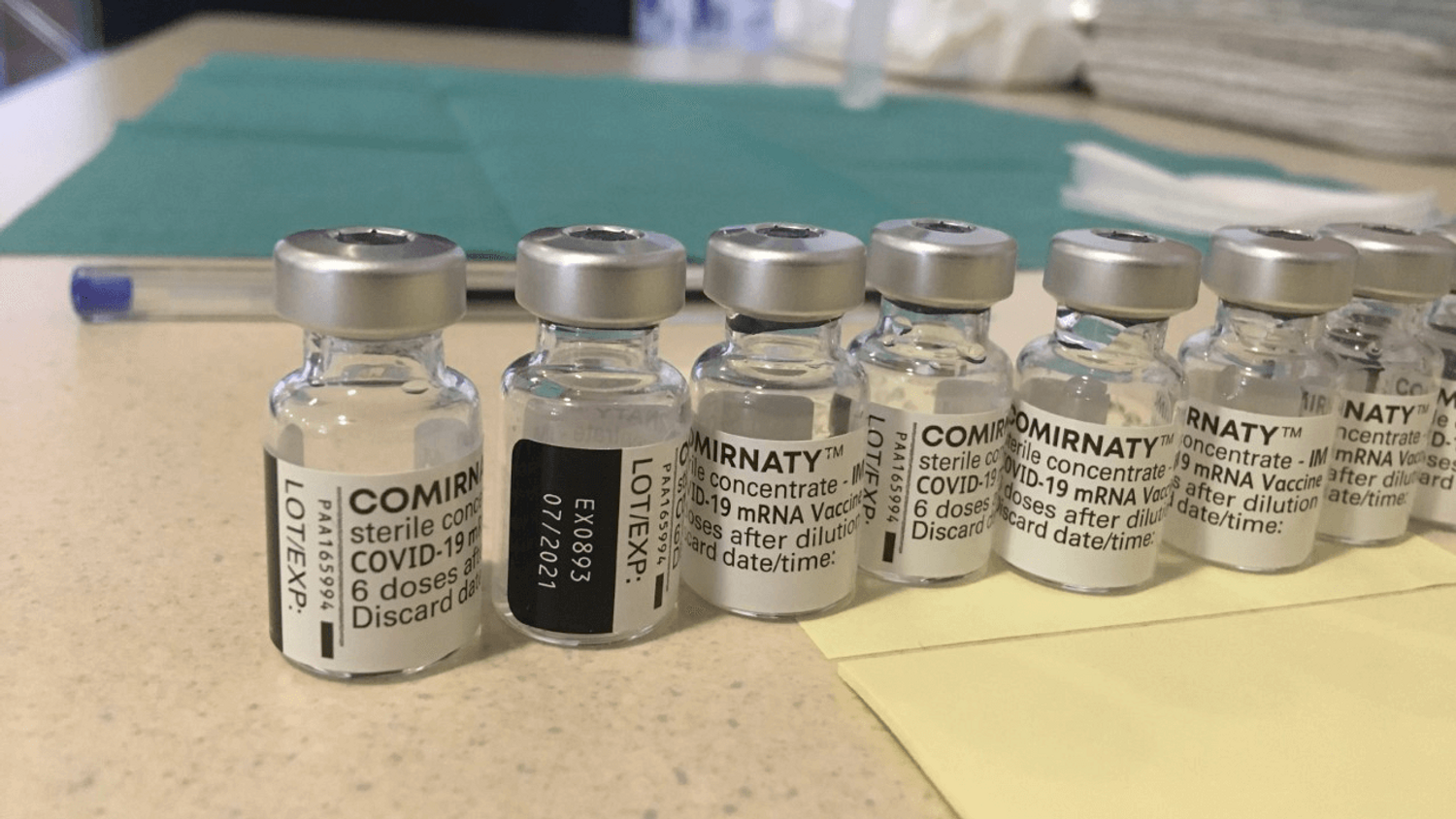 Des flacons de vaccin Pfizer
