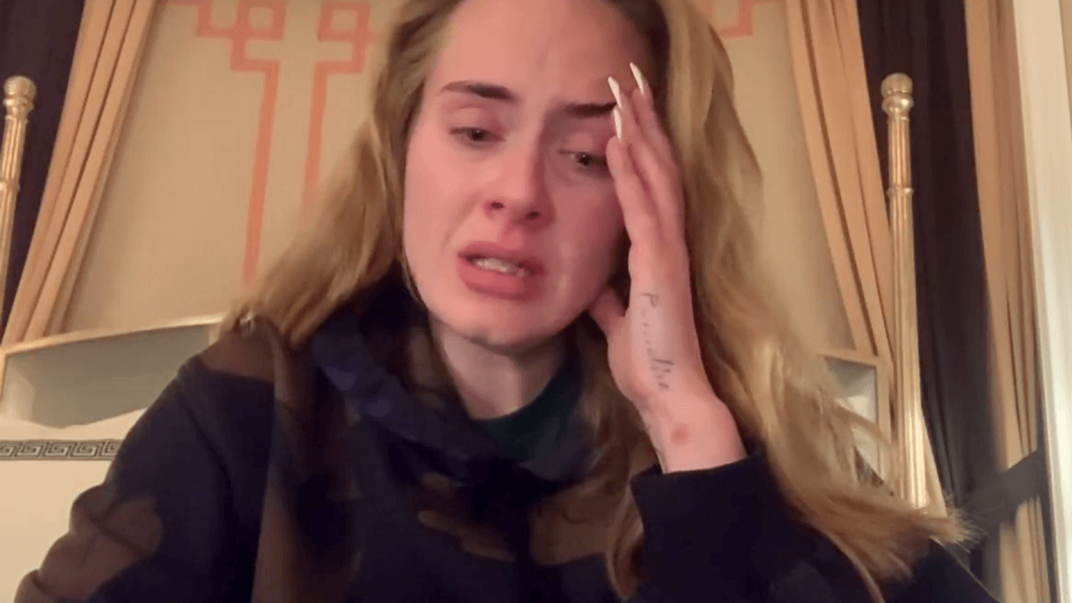 En larmes, la chanteuse Adele reporte ses concerts à Las Vegas