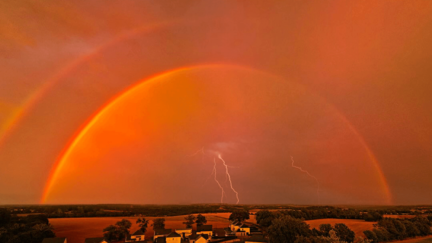 Des orages et deux arcs-en-ciel et un coucher de soleil dans une même photo 