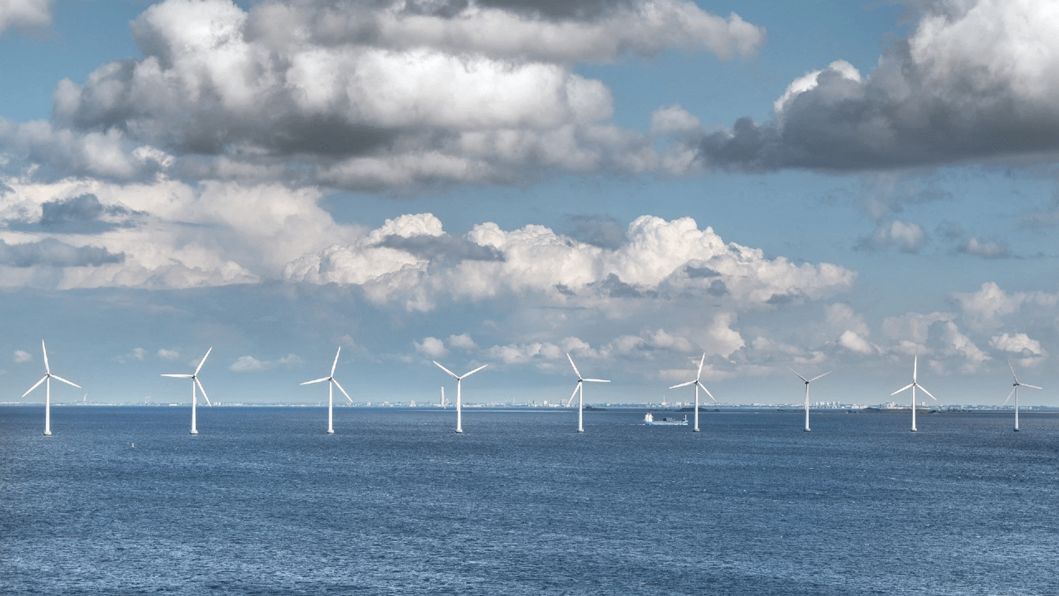 La première éolienne offshore de France installée près de Saint-Nazaire