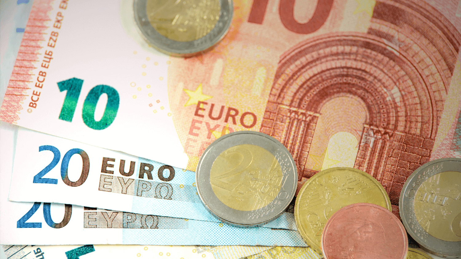 Du fait de l'inflation, le Smic franchit la barre des 1 300 euros net