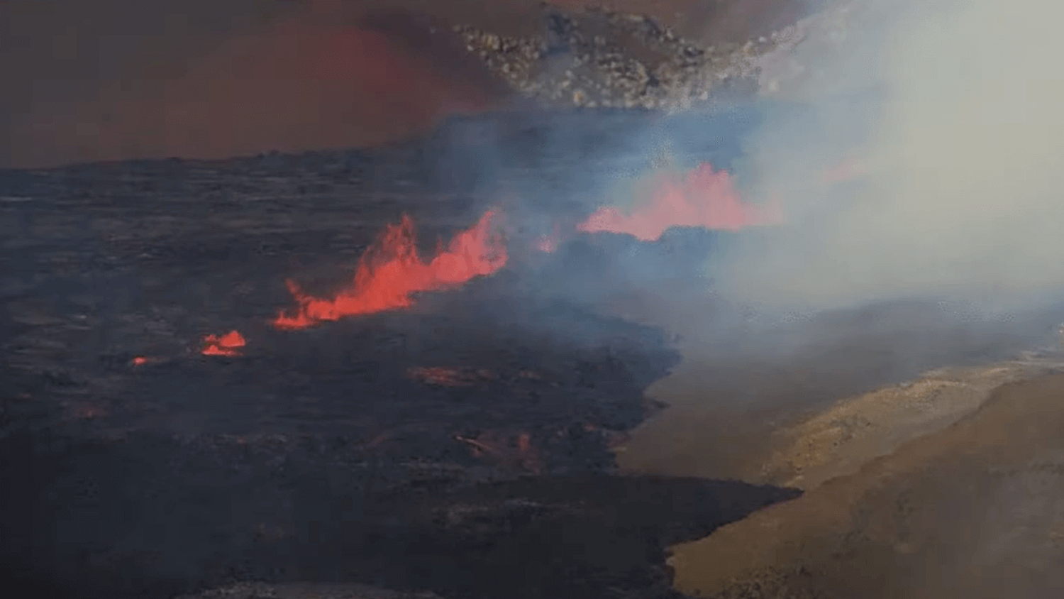 En Islande, la fissure volcanique attire les randonneurs