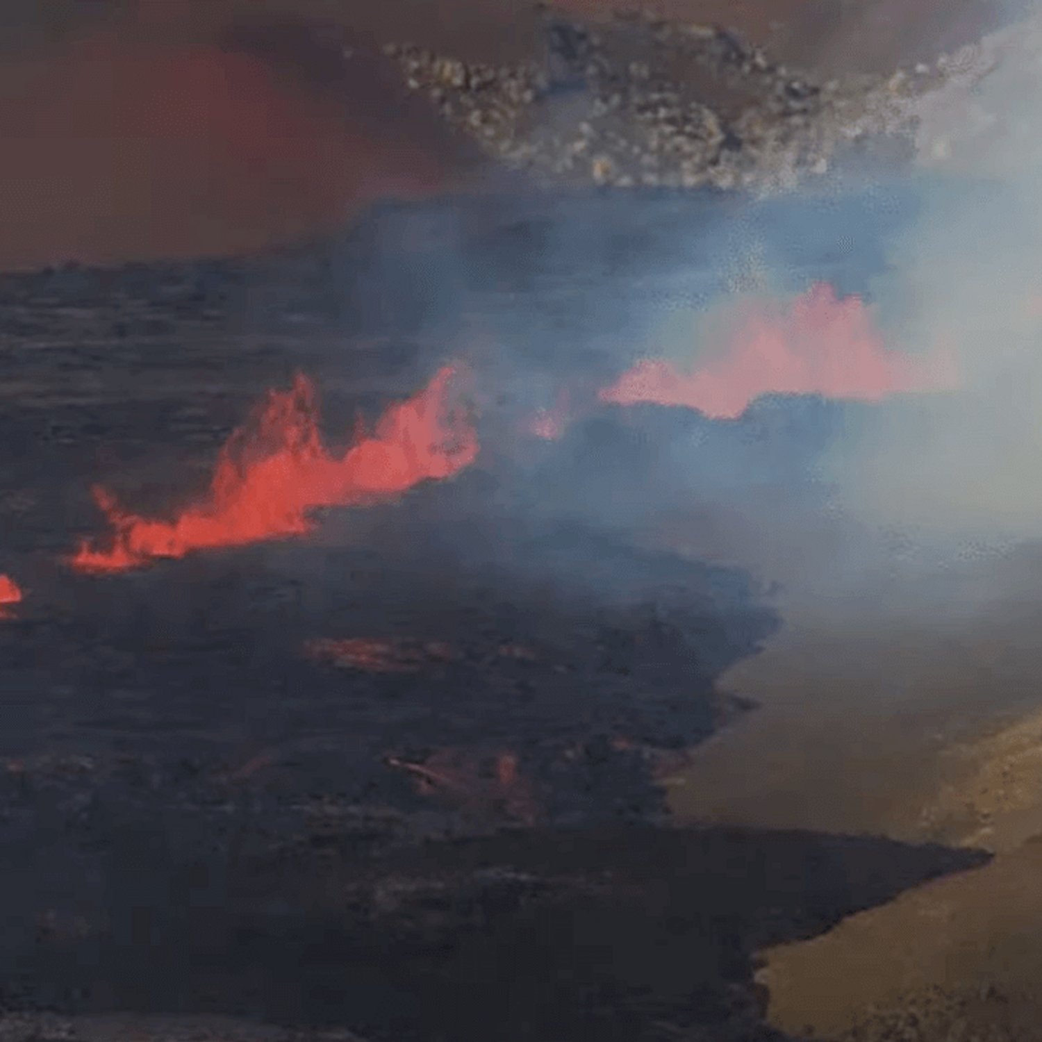 En Islande, la fissure volcanique attire les randonneurs