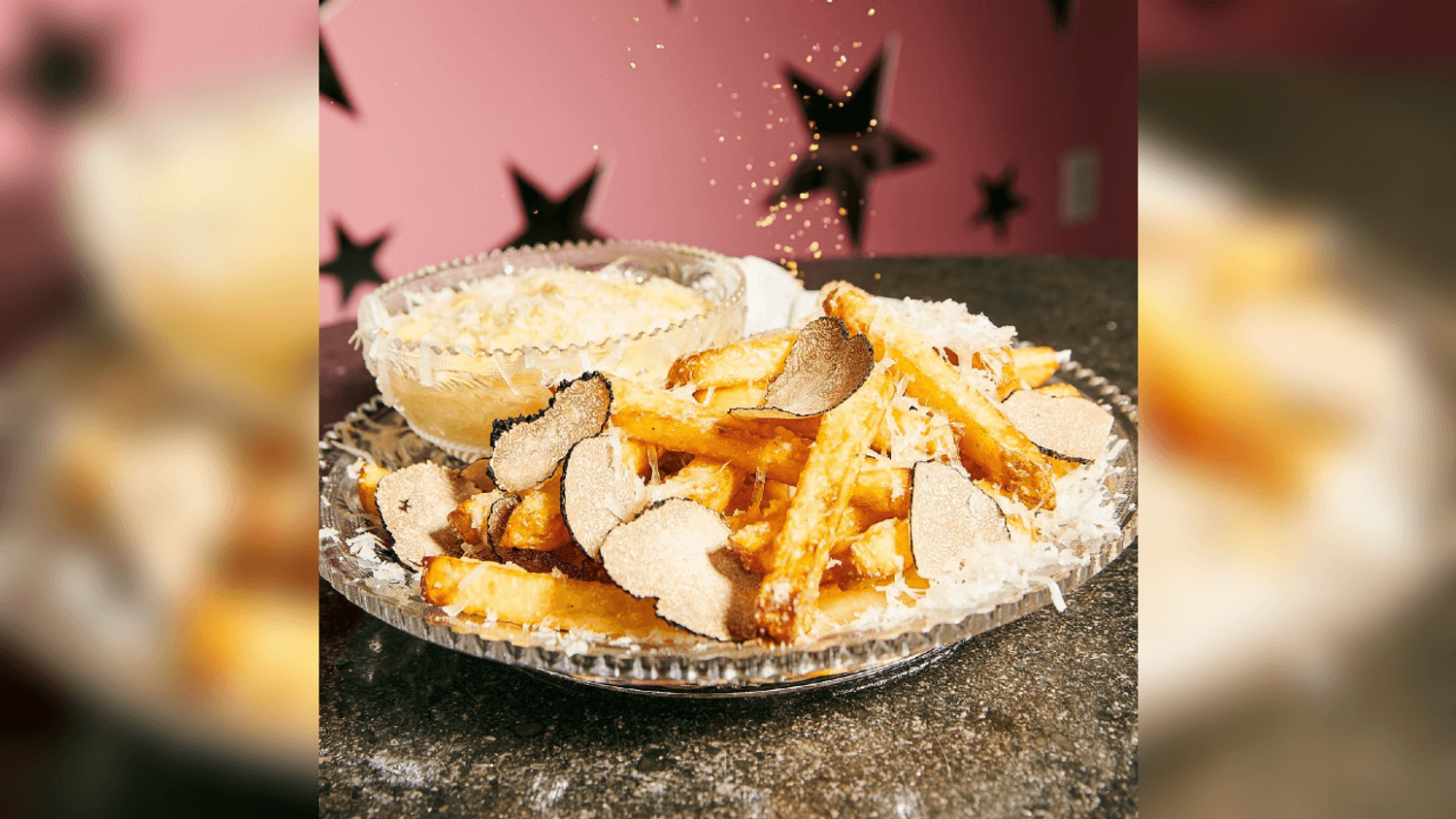 Des frites cuisinées avec du champagne et de l'or comestible