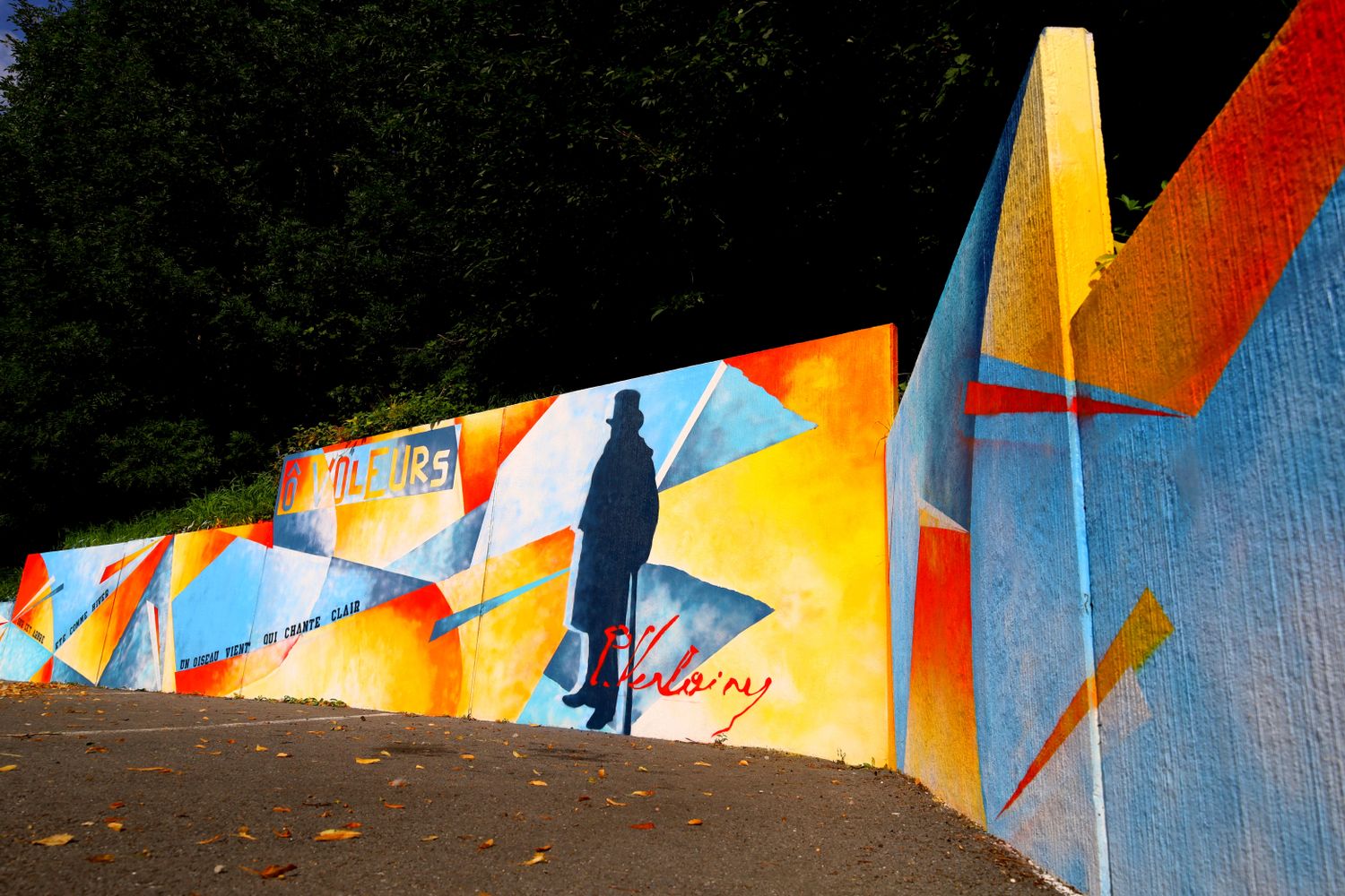 Fresque colorée sur le thème de l'escape game à voir tout le long du parcours