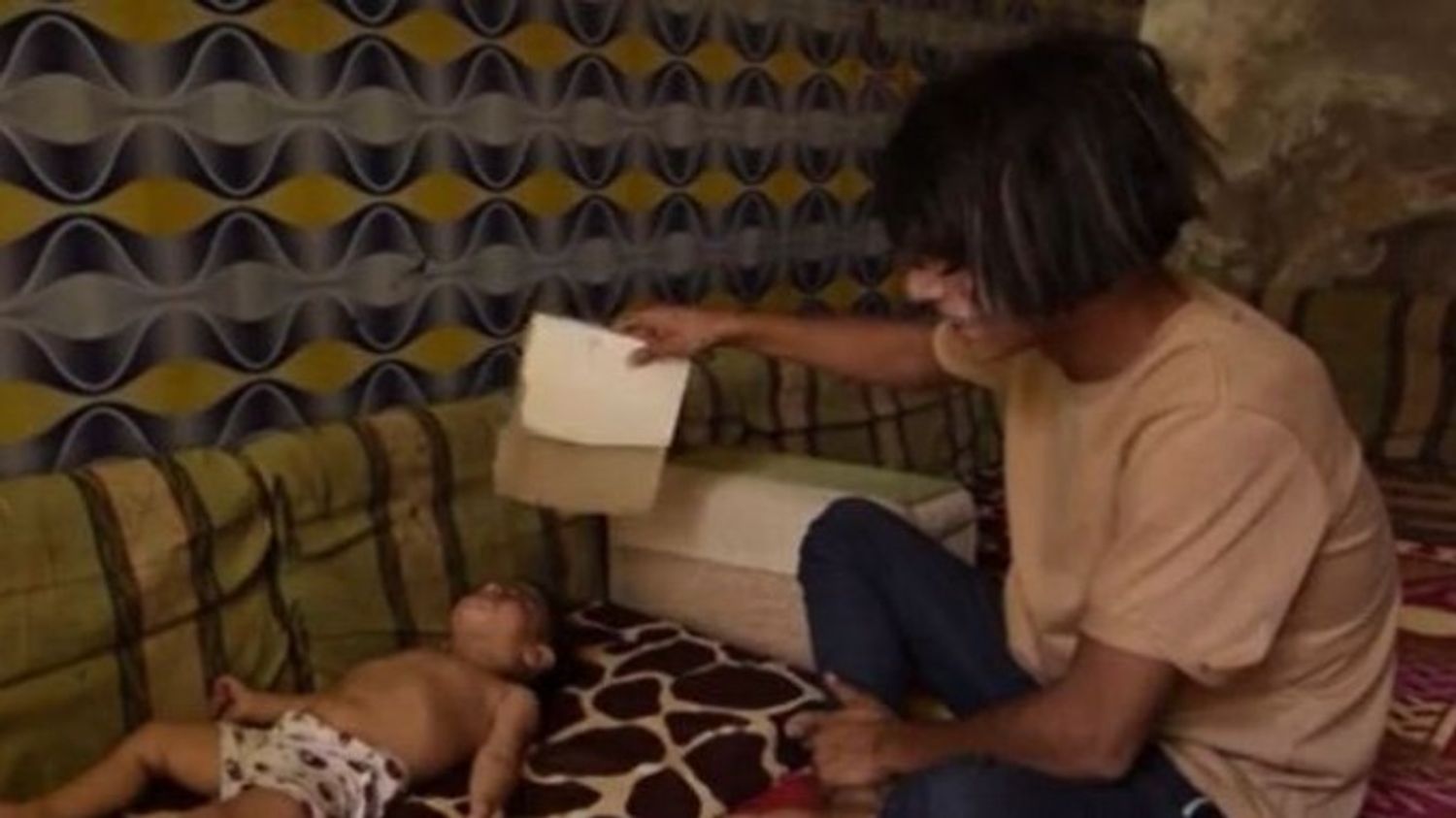 Enfant qui dort au sol a cause de la canicule