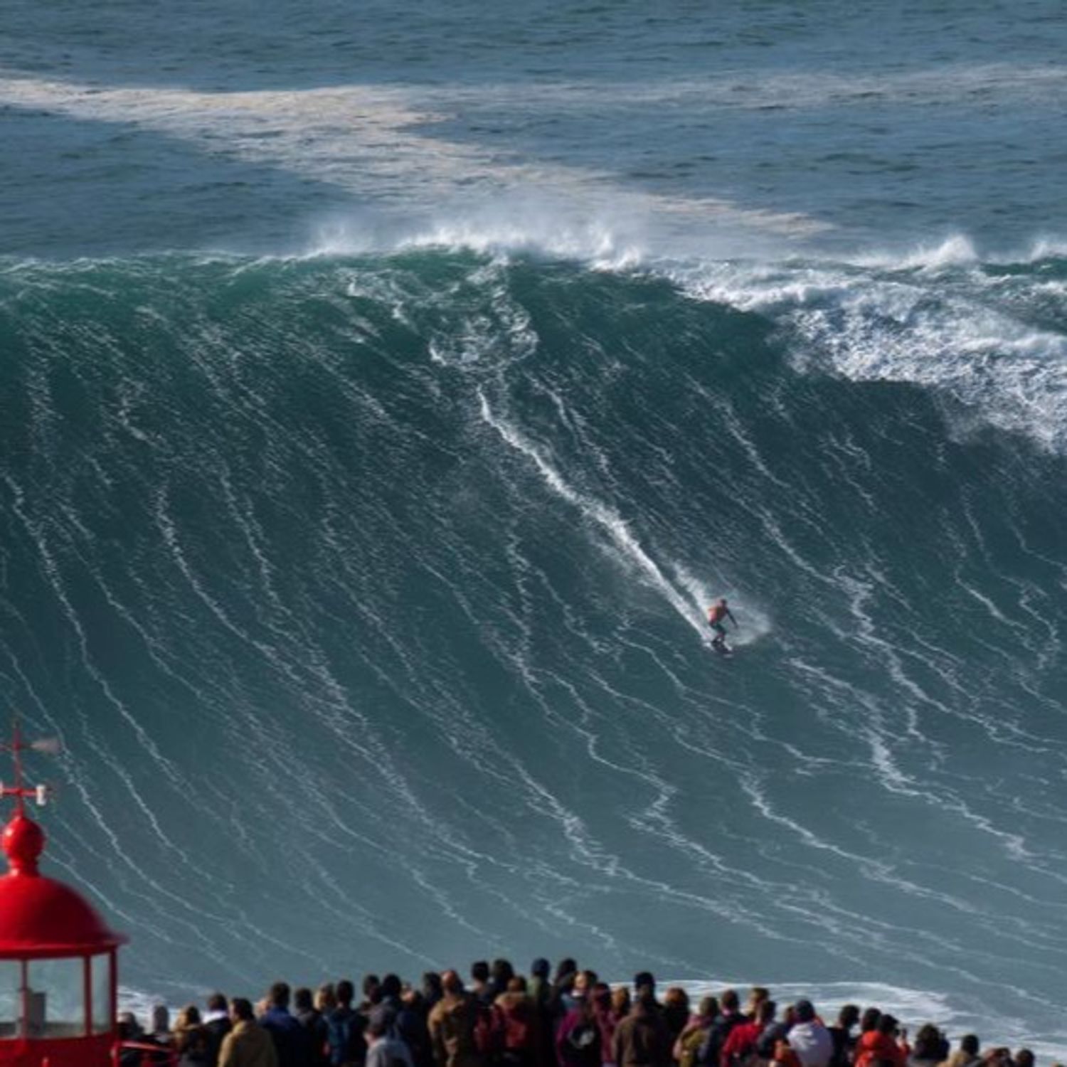 Il surfe sur une vague de 35 mètres, les images sont à couper le...