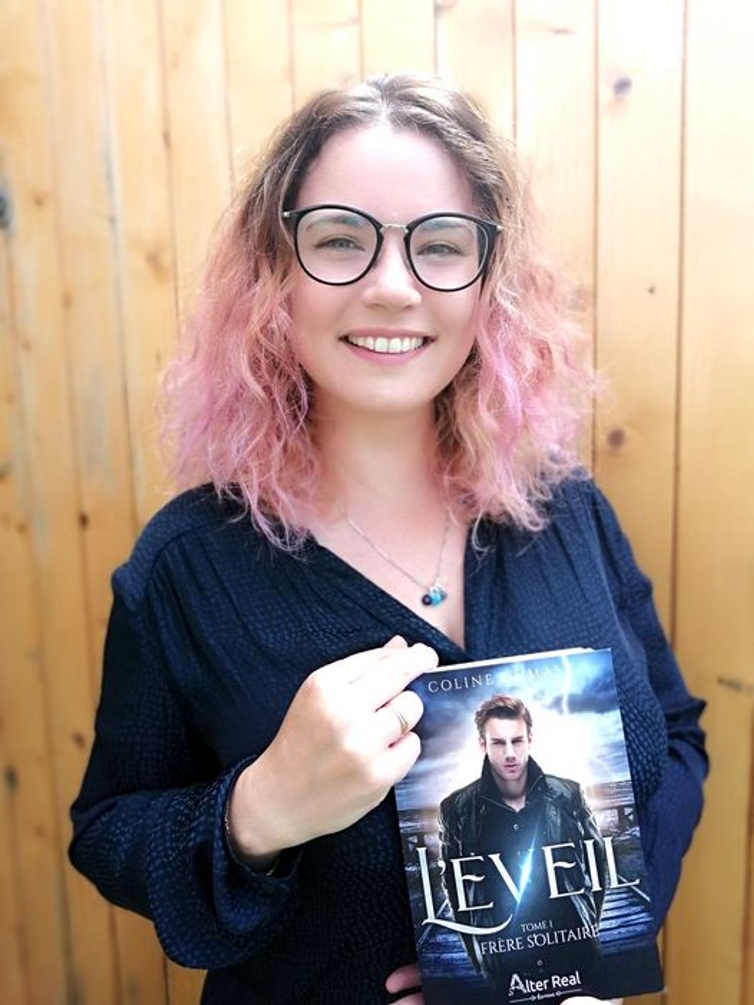 Dumas Coline une Saint-Louisienne ayant publié son premier roman "L'éveil Tome 1 Frère solitaire"
