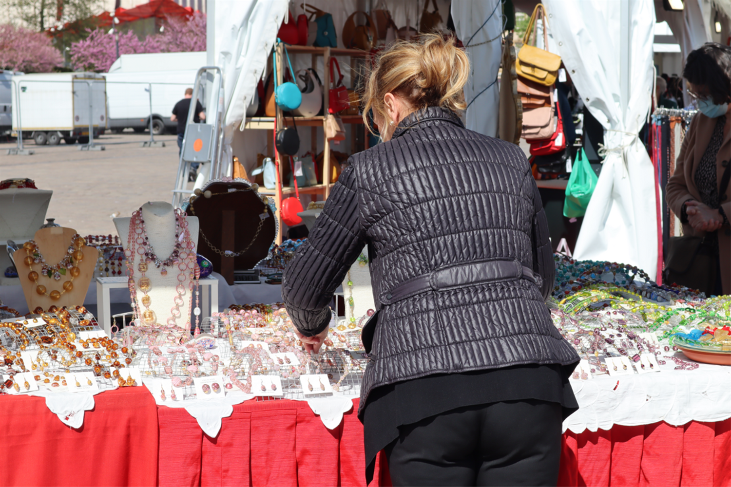 Plusieurs stands proposent des bijoux italiens : bagues, colliers et masques vénitiens