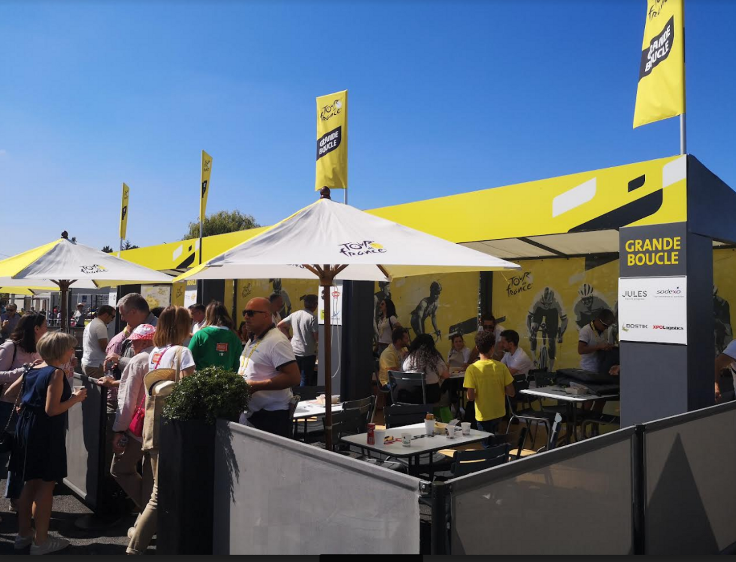 Le village du Tour, première étape du jour pour les partenaires de la Grande Boucle.