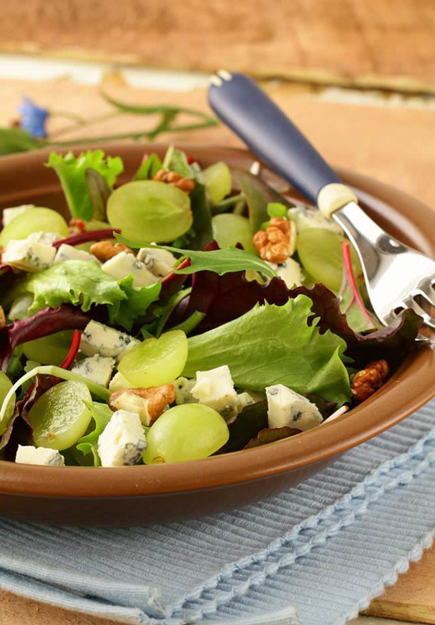 Salade d'automne aux raisins blancs et roquefort