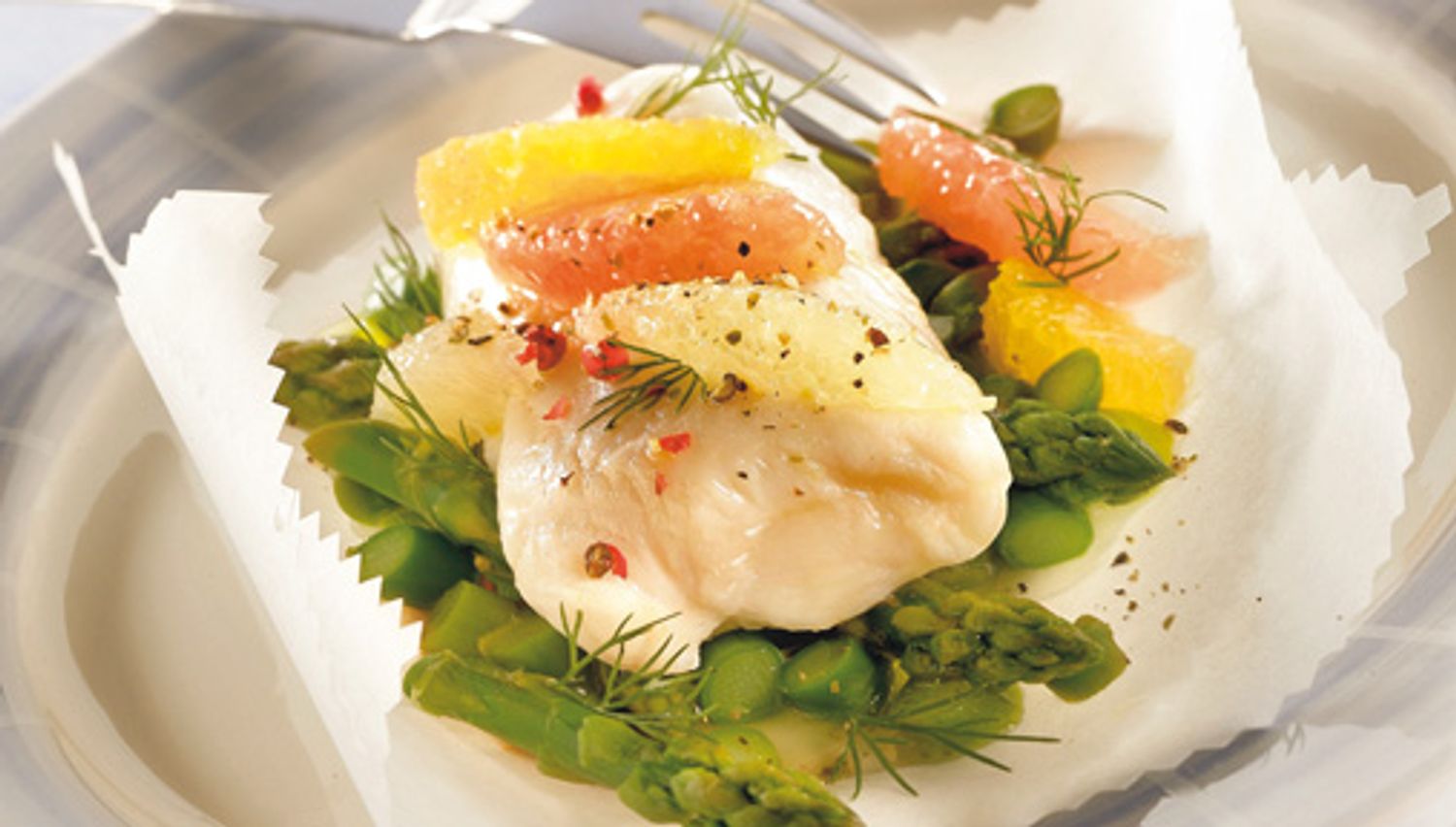 Papillote de cabillaud aux agrumes et asperges