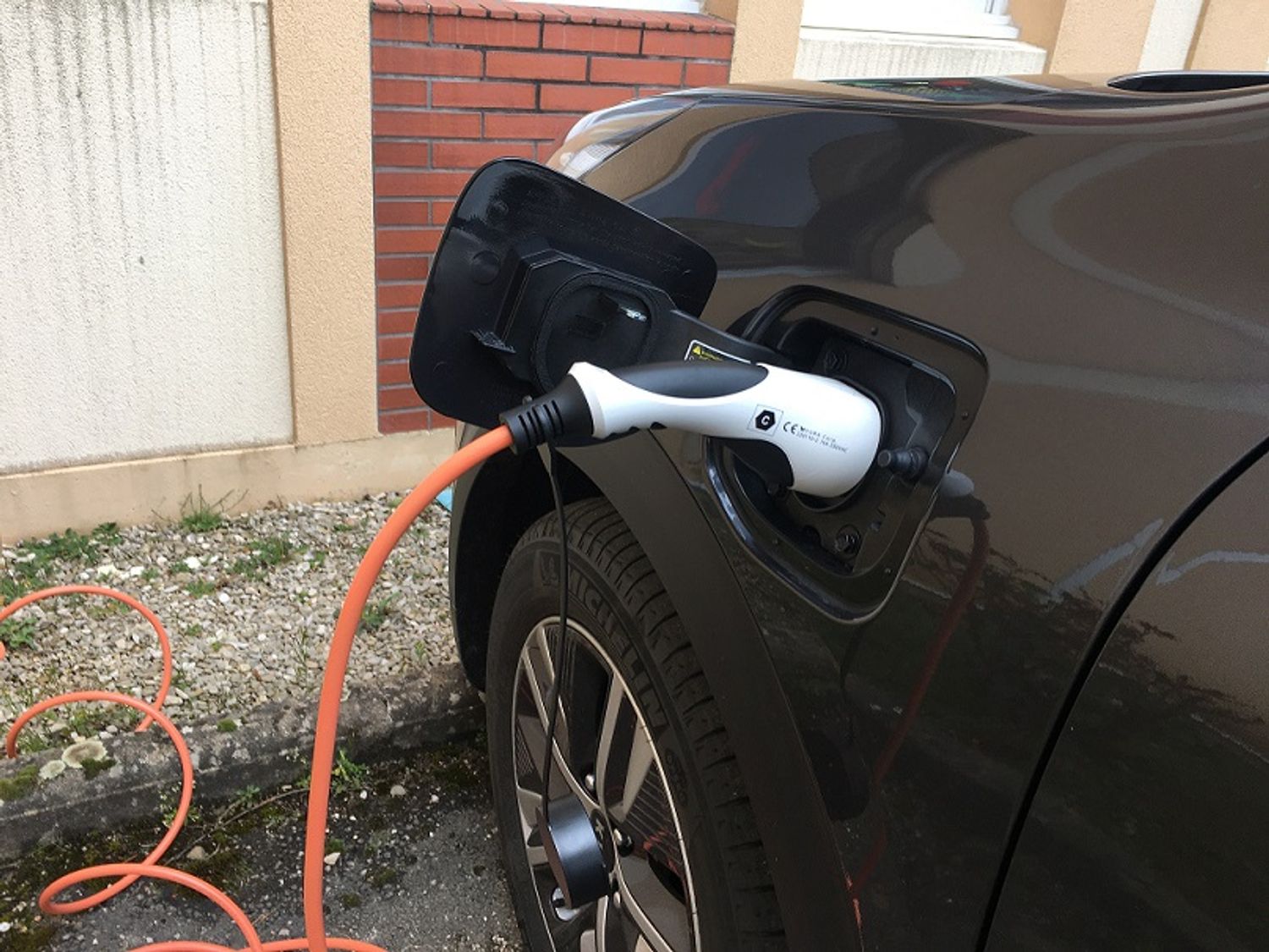 De plus en plus de particuliers comme d’entreprises choisissent de passer à l’électrique