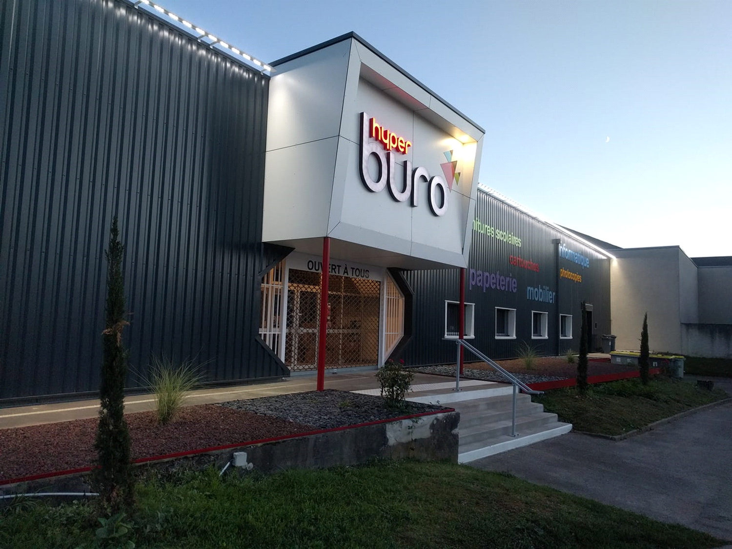 Hyperburo est le spécialiste en fournitures scolaires au meilleur prix