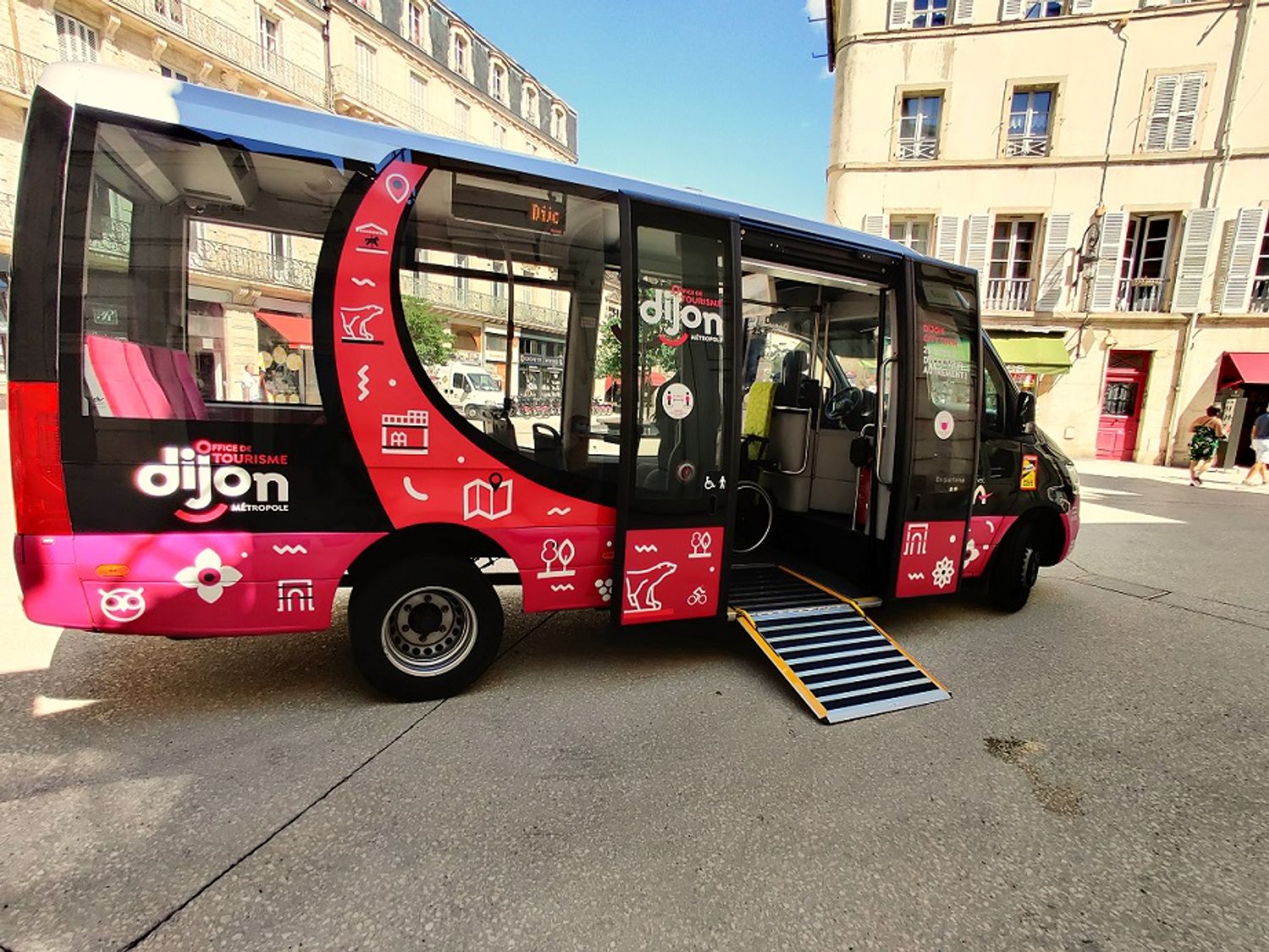 Les visites en mini bus "Dijon city tour" font partie des attractions de l'été