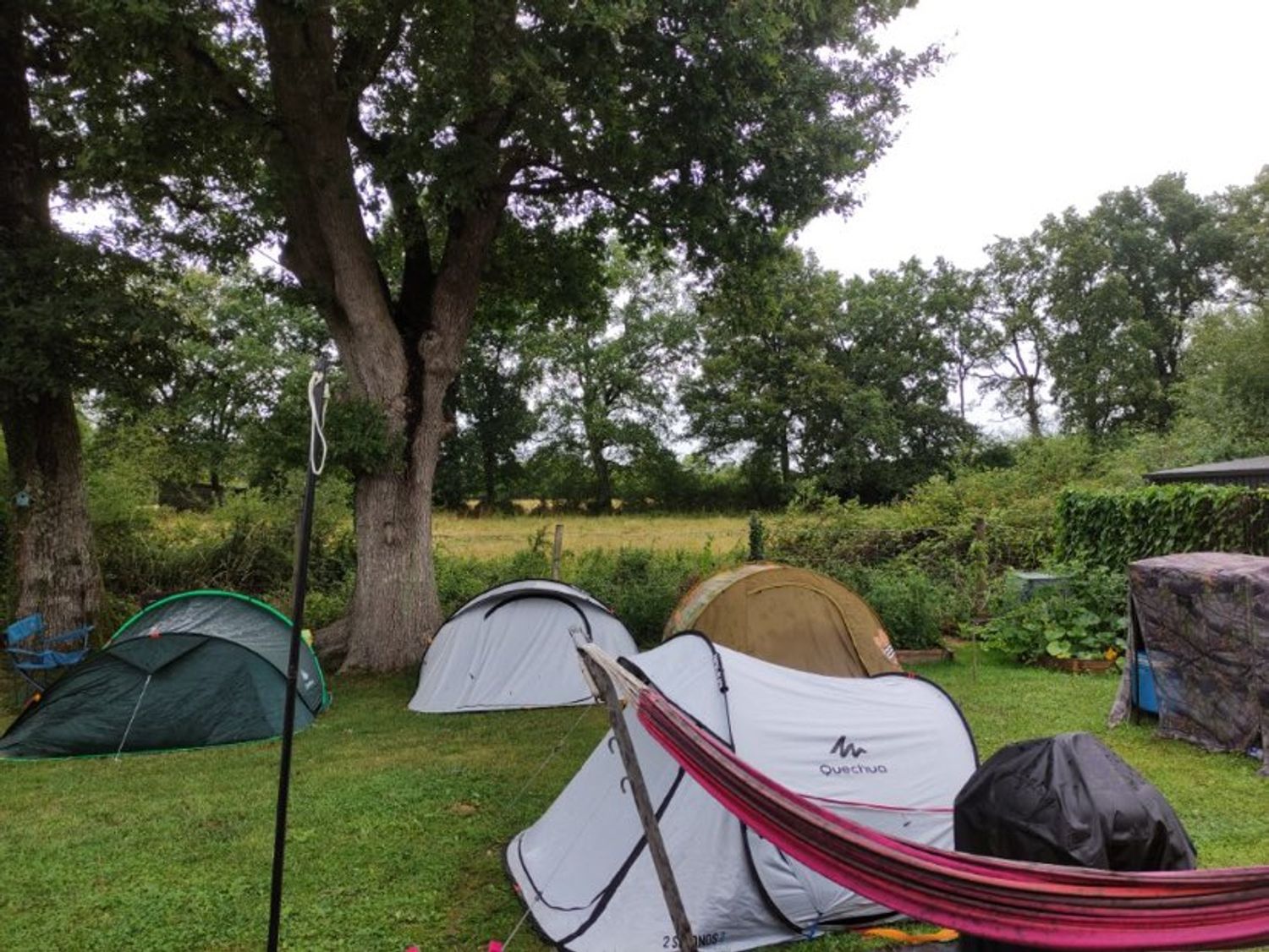 Des tentes trouvent leur place dans les jardins des voisins du Hellfest