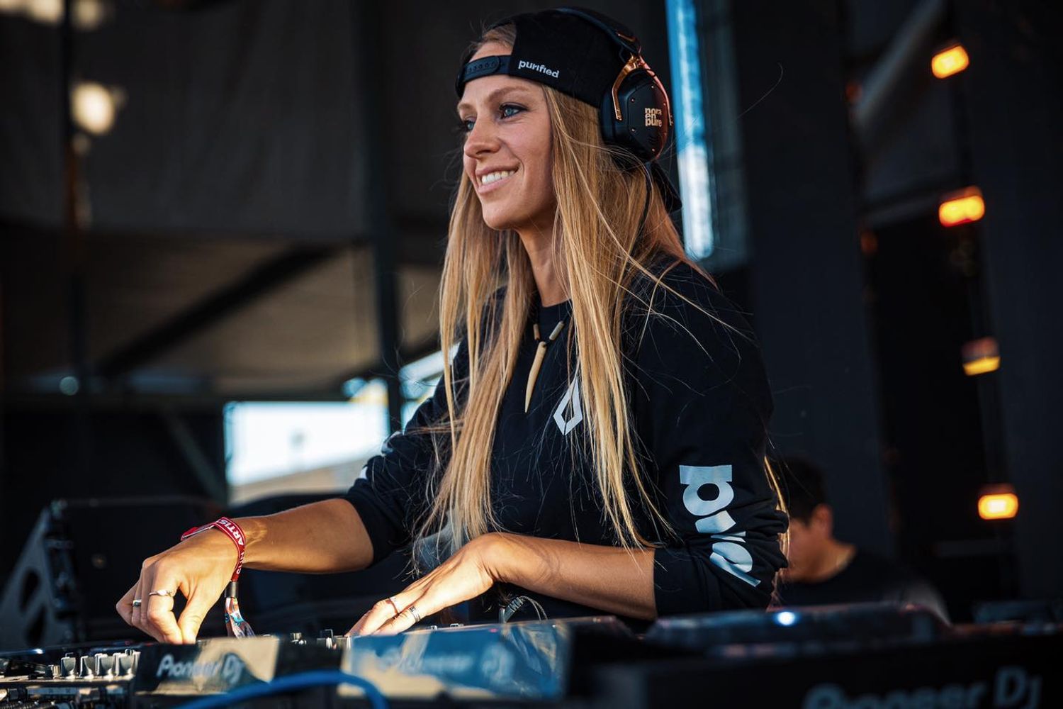 Nora En Pure sort Life On Hold