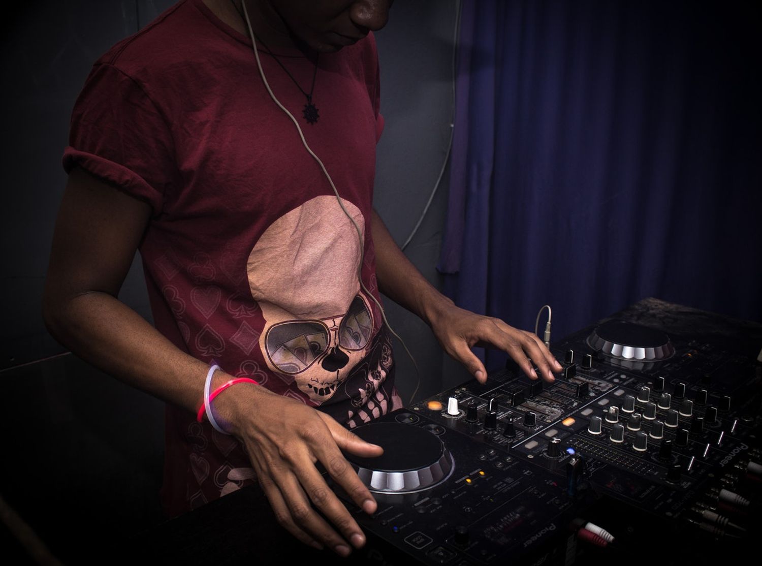 DJ
