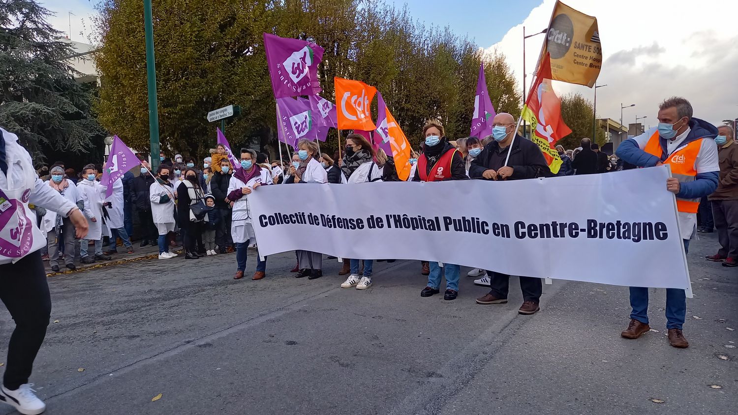 Plus d'un millier de personnes mobilisées à Pontivy pour défendre l'hopital du Centre Bretagne