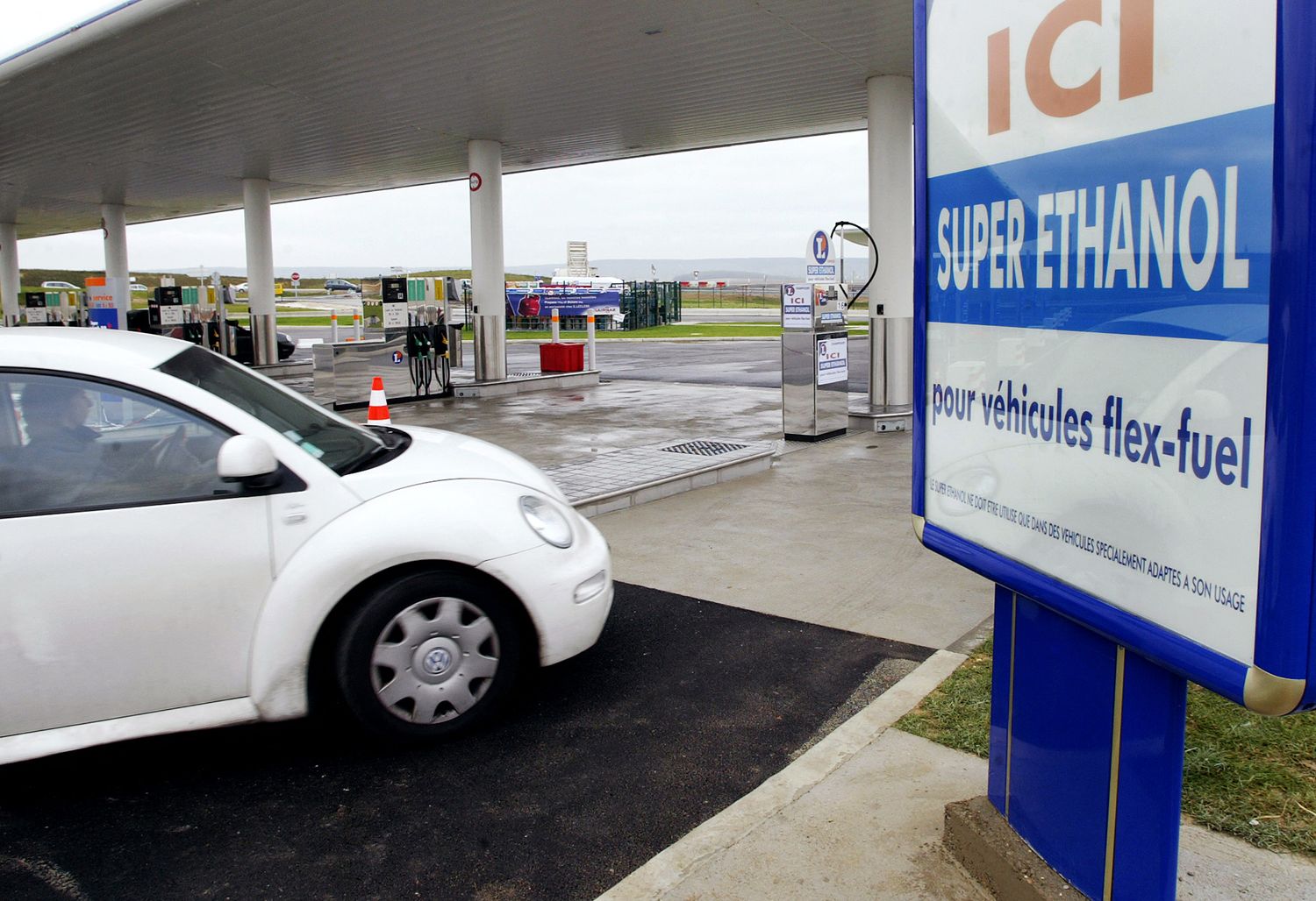 Un véhicule arrive près d'une pompe à super-éthanol.