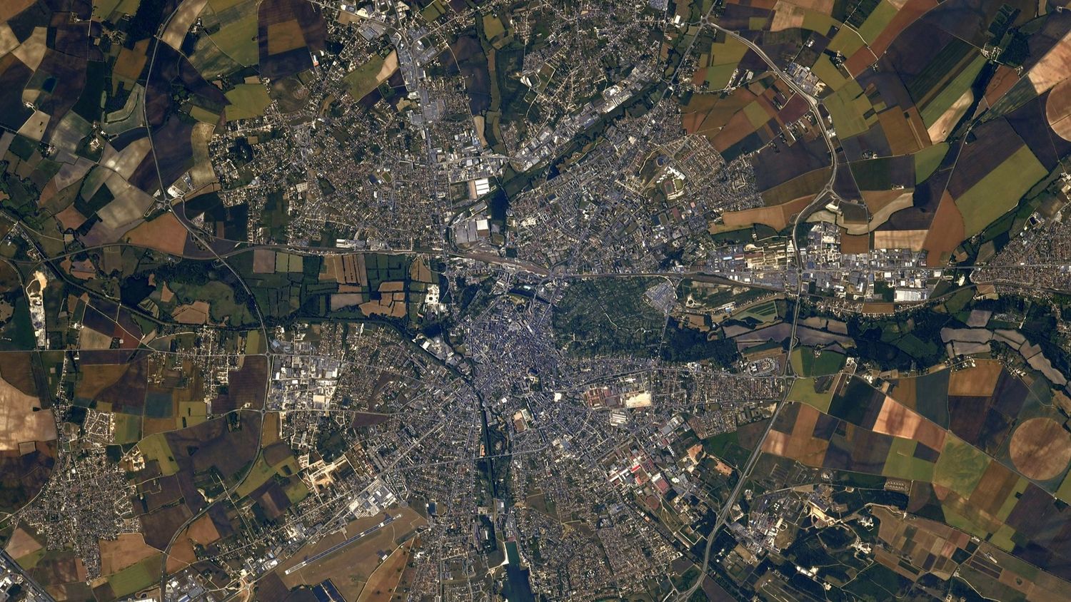 La ville de Bourges photographiée depuis l'espace.