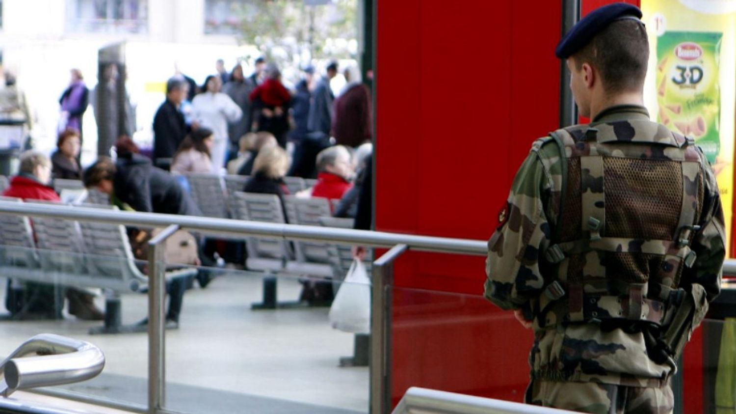 Procès Paris militaires renversés