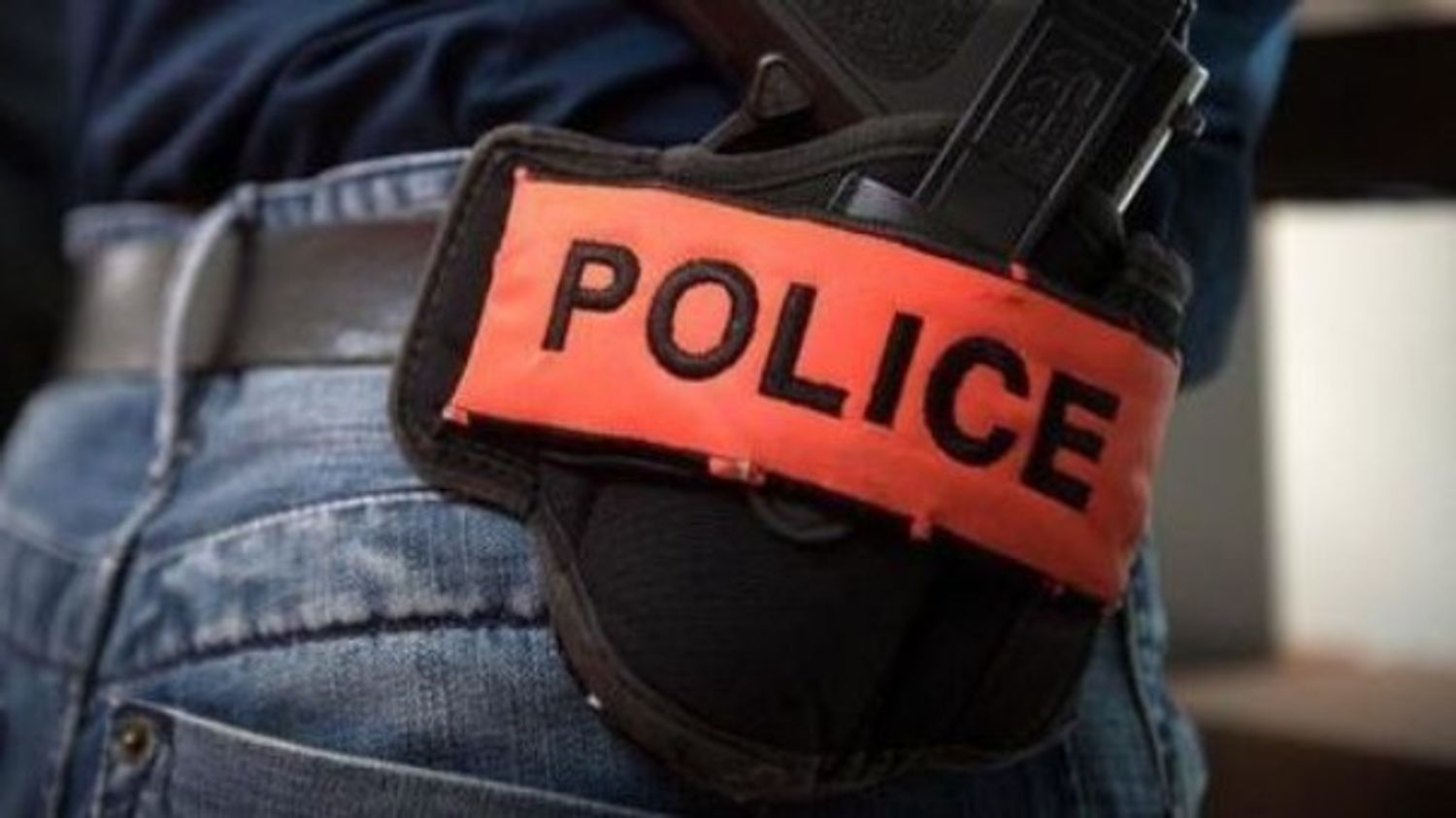 un policier armé